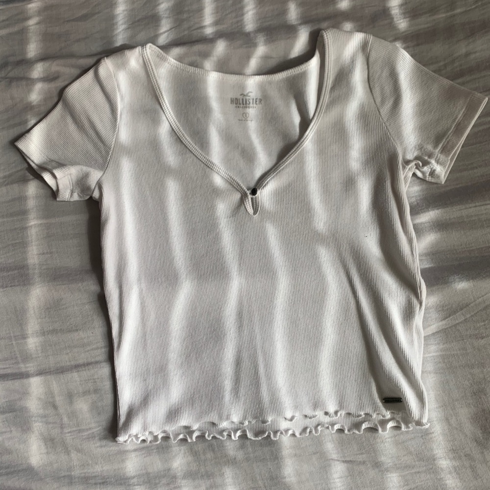 simple white top w lettuce trim bottom